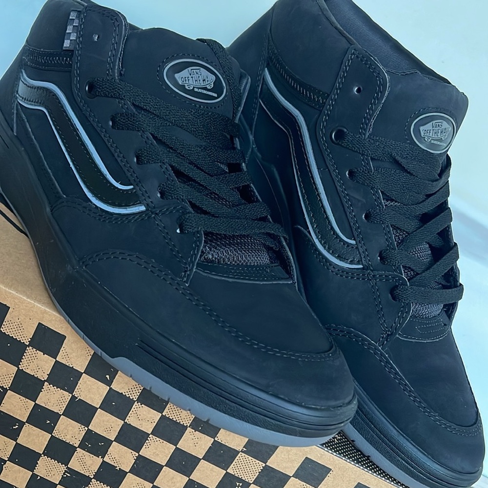 Vans Men’s Zahba Mid Black/Pewter
VN000CBSHR0 Sneakers - Picture 10 of 16